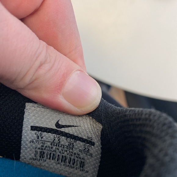 Nike boys soccer cleats size 3 - Picture 4 of 4